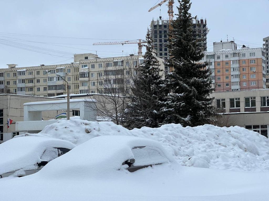 В Уфе машины, мешающие уборке снега, будут перемещать с помощью эвакуатора