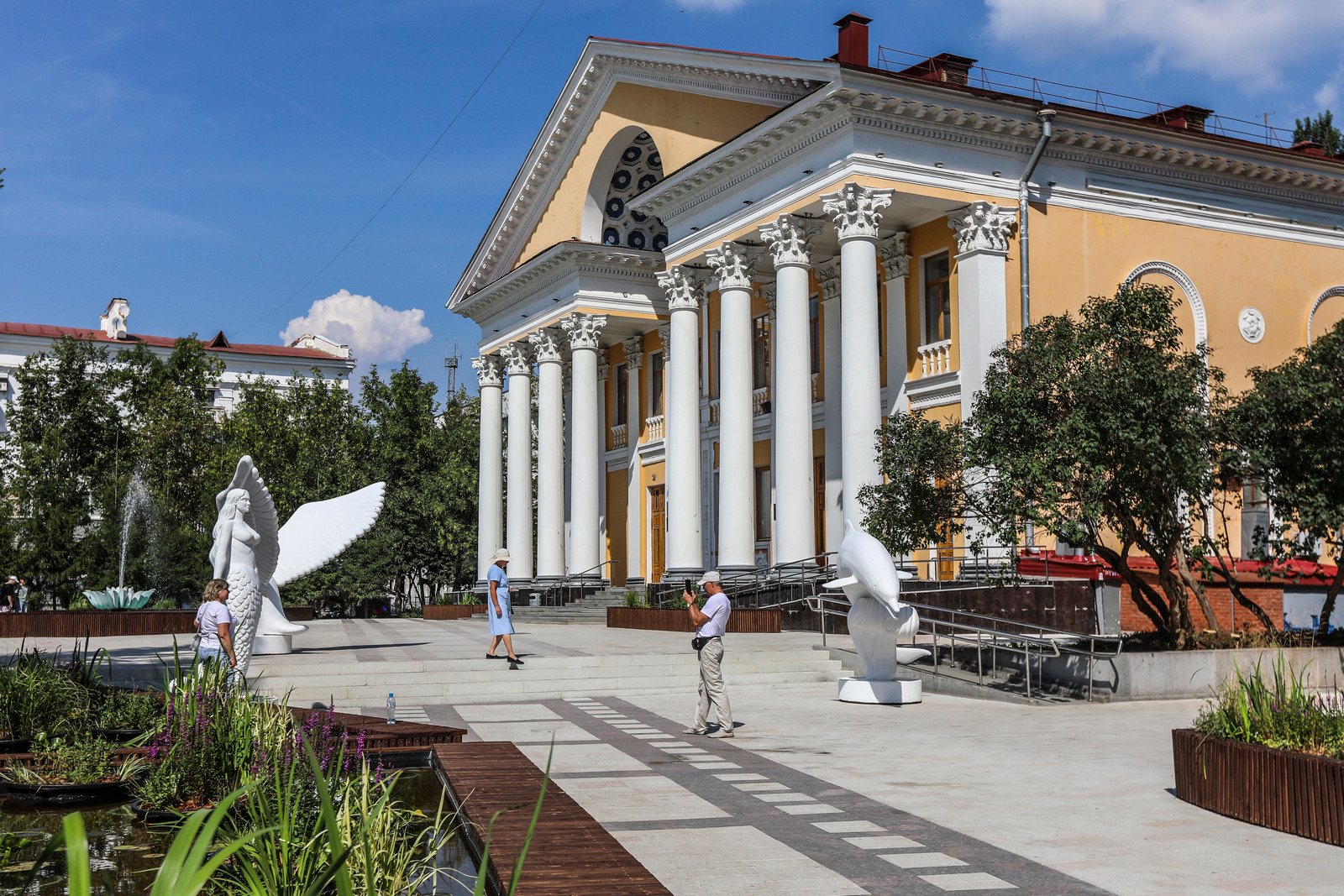 В Уфе закончили работы по благоустройству площадки перед кинотеатром  «Родина»