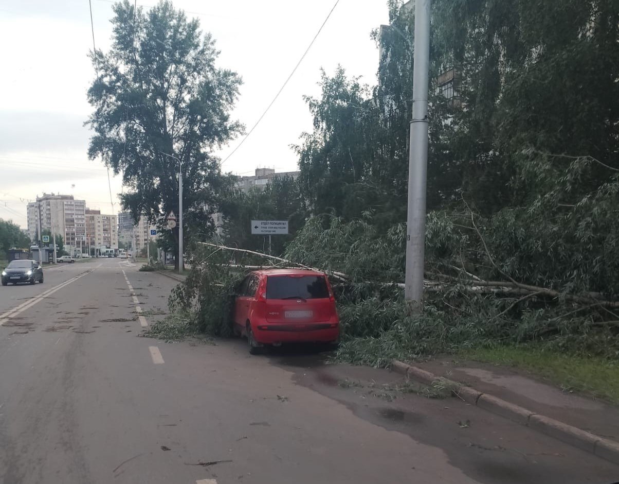 8 поврежденных автомобилей и десяток сетей электропередач повреждены в пяти  районах Уфы